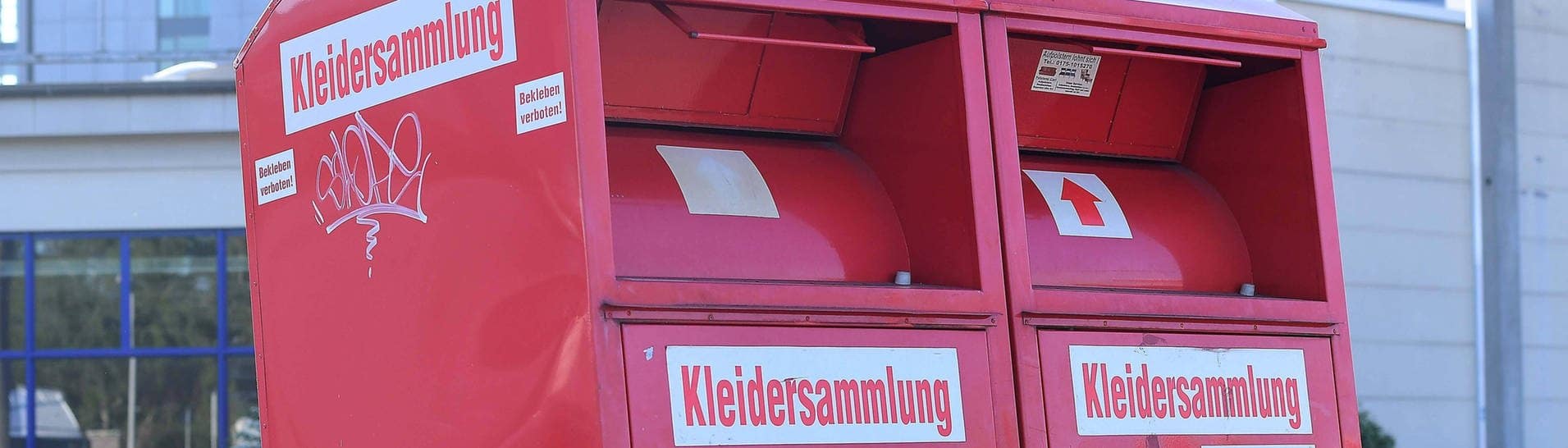 Zwei rote Altkleider-Container stehen vor einem Gebäude (Foto: IMAGO, IMAGO / Revierfoto)