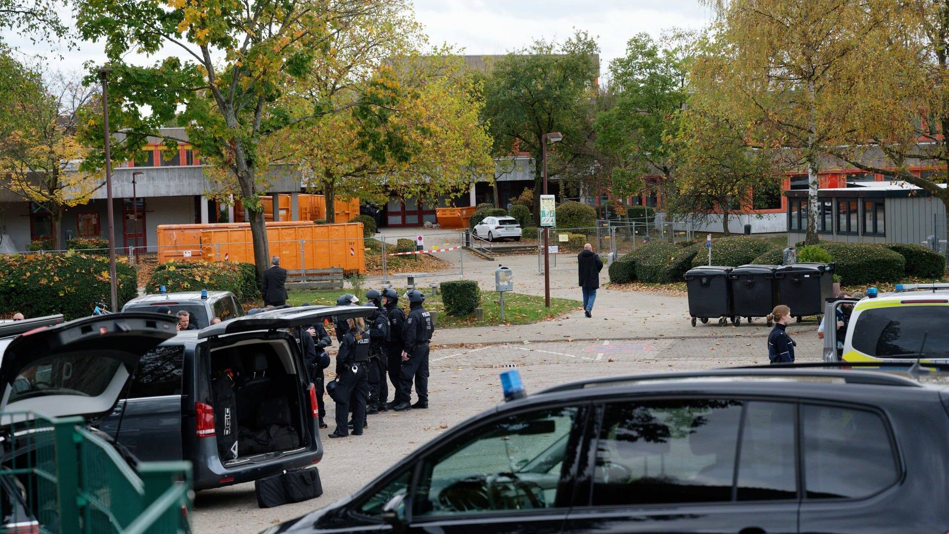 Fahrzeuge und Einsatzkräfte der Polizei stehen vor einer Realschule in Siegburg.  (Foto: dpa Bildfunk, picture alliance/dpa | Henning Kaiser)
