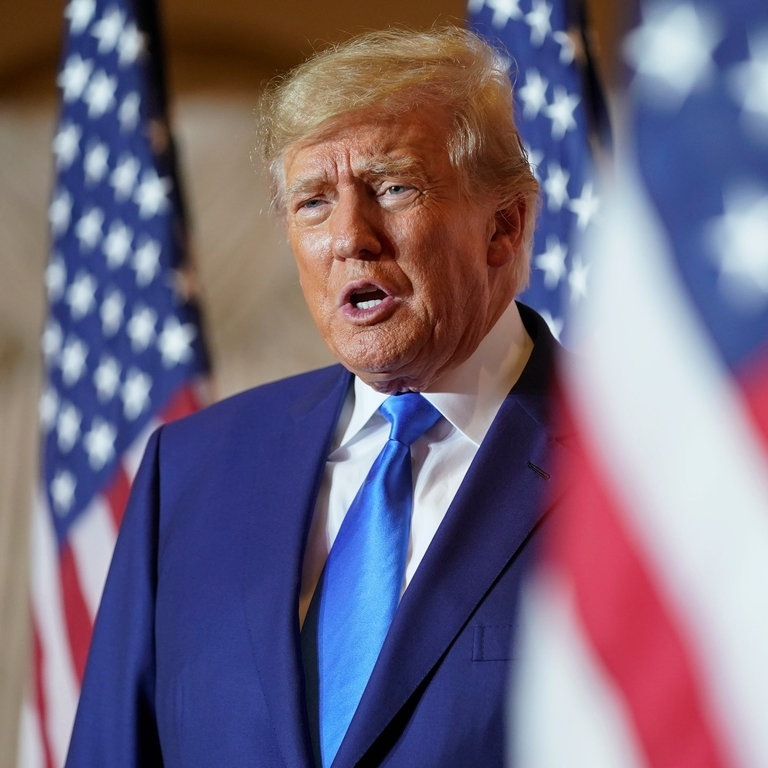 Der ehemalige Präsident Donald Trump spricht am Wahltag im Mar-a-Lago. (Foto: dpa Bildfunk, picture alliance/dpa/AP | Andrew Harnik)
