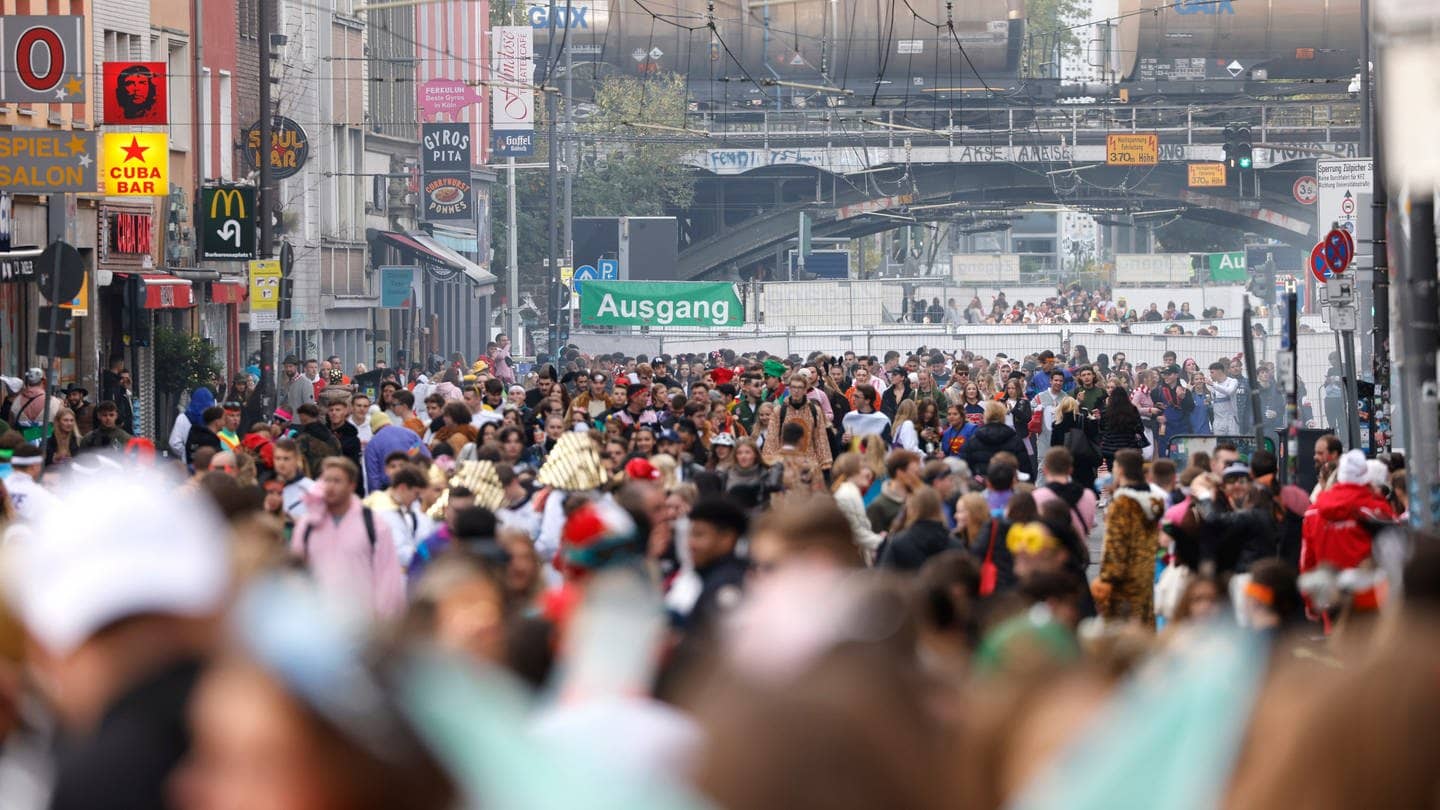 Tausende Menschen feiern den Beginn der neuen Karnevalssession auf der Zülpicher Strasse in Köln (Foto: dpa Bildfunk, Picture Alliance)