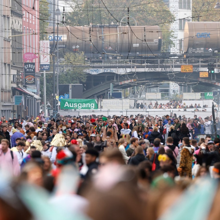 Tausende Menschen feiern den Beginn der neuen Karnevalssession auf der Zülpicher Strasse in Köln (Foto: dpa Bildfunk, Picture Alliance)