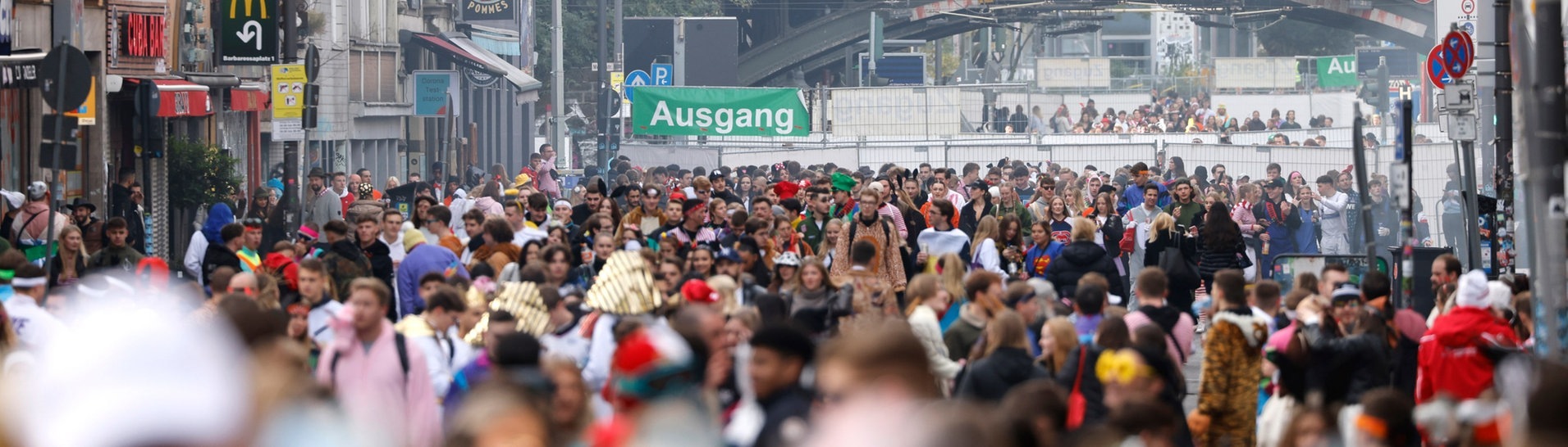Tausende Menschen feiern den Beginn der neuen Karnevalssession auf der Zülpicher Strasse in Köln (Foto: dpa Bildfunk, Picture Alliance)