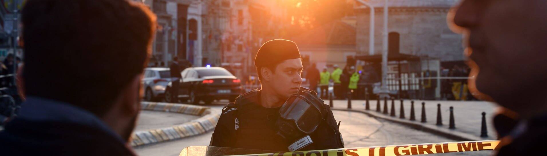 Polizisten in der Nähe des Anschlagsortes in Istanbul. (Foto: dpa Bildfunk, picture alliance/dpa/XinHua | --)
