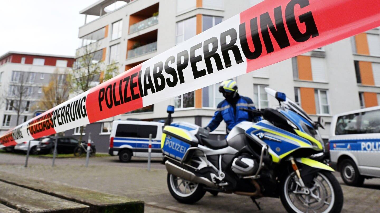Bombenentschärfung in Karlsruhe: In einem Wohngebiet in der Karlsruher Südstadt ist eine Polizeiabsperrung errichtet. (Foto: dpa Bildfunk, picture alliance/dpa | Uli Deck)