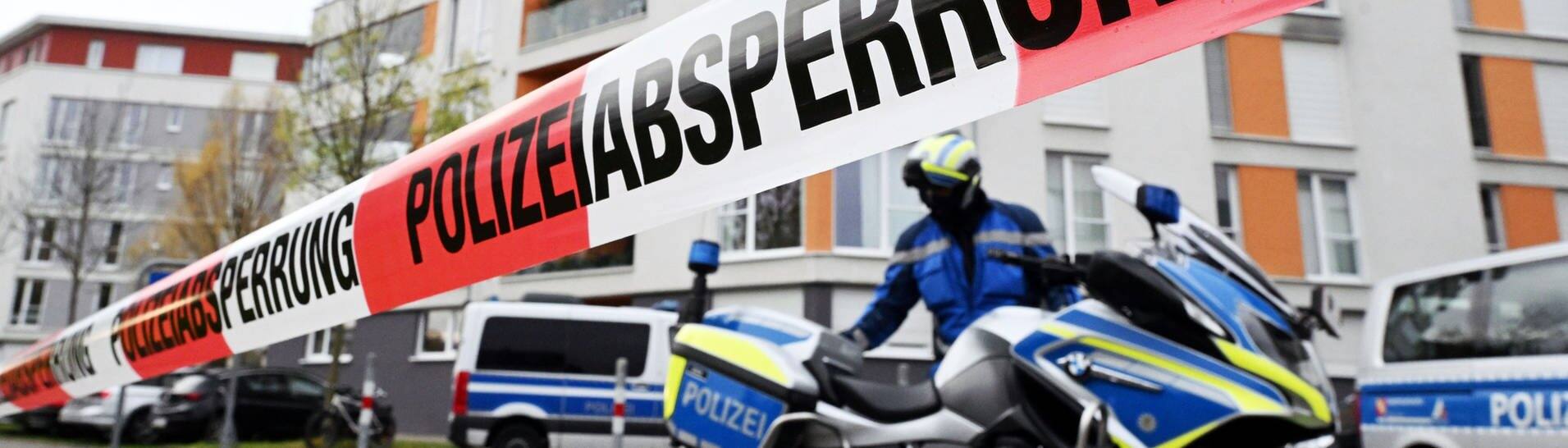 Bombenentschärfung in Karlsruhe: In einem Wohngebiet in der Karlsruher Südstadt ist eine Polizeiabsperrung errichtet. (Foto: dpa Bildfunk, picture alliance/dpa | Uli Deck)