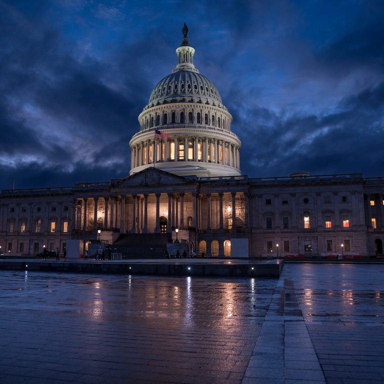 Das Kapitol der Vereinigten Staaten, der Sitz des Kongresses, ist in den Abendstunden beleuchtet.  (Foto: dpa Bildfunk, picture alliance/dpa/AP | J. Scott Applewhite)
