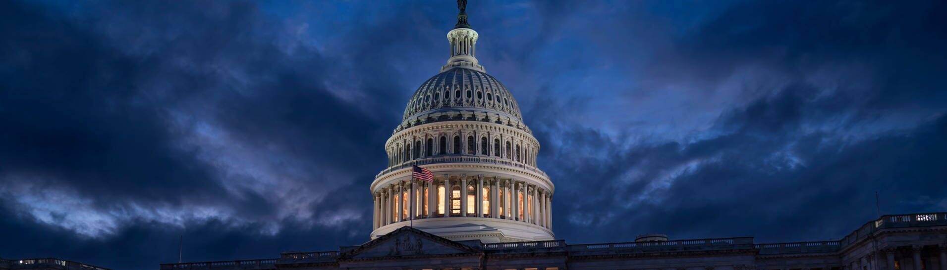 Das Kapitol der Vereinigten Staaten, der Sitz des Kongresses, ist in den Abendstunden beleuchtet.  (Foto: dpa Bildfunk, picture alliance/dpa/AP | J. Scott Applewhite)