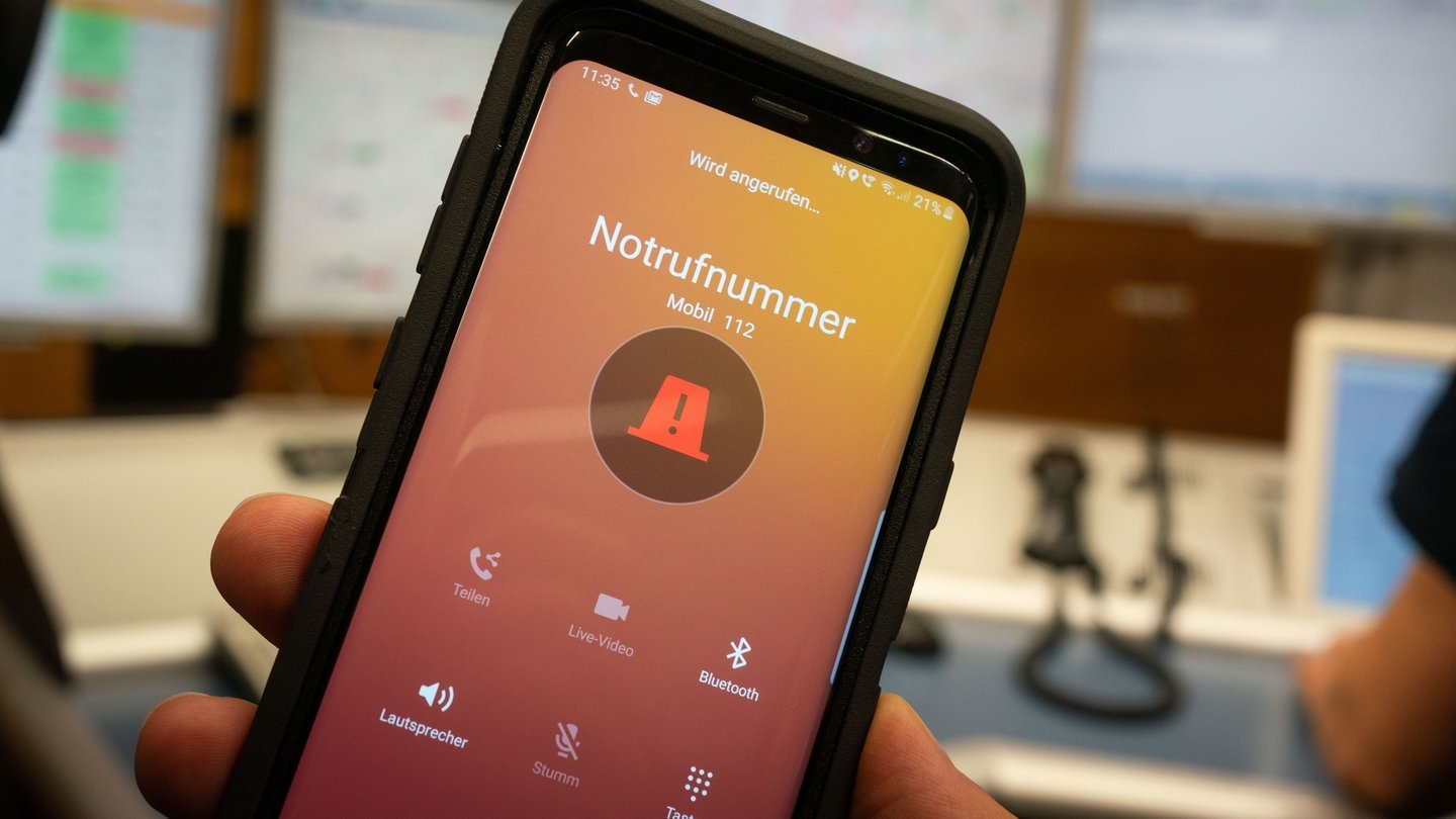 Ein Handy, auf dem vor orangefarbenem Grund die Notrufunummer 112 gewählt wird (Foto: dpa Bildfunk, picture alliance/dpa | Frank Rumpenhorst)