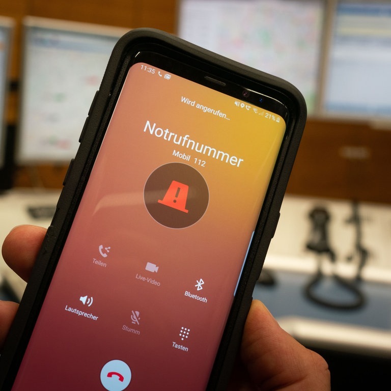 Ein Handy, auf dem vor orangefarbenem Grund die Notrufunummer 112 gewählt wird (Foto: dpa Bildfunk, picture alliance/dpa | Frank Rumpenhorst)