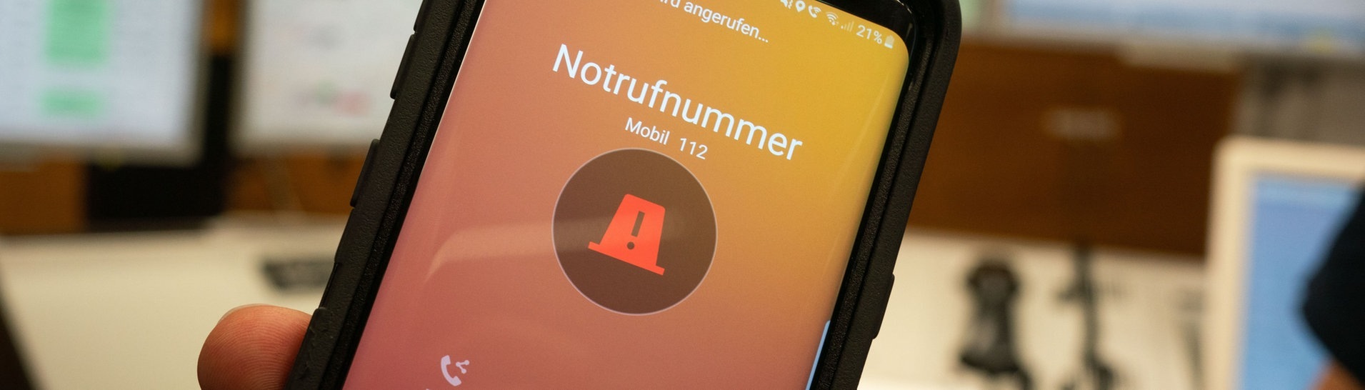 Ein Handy, auf dem vor orangefarbenem Grund die Notrufunummer 112 gewählt wird (Foto: dpa Bildfunk, picture alliance/dpa | Frank Rumpenhorst)