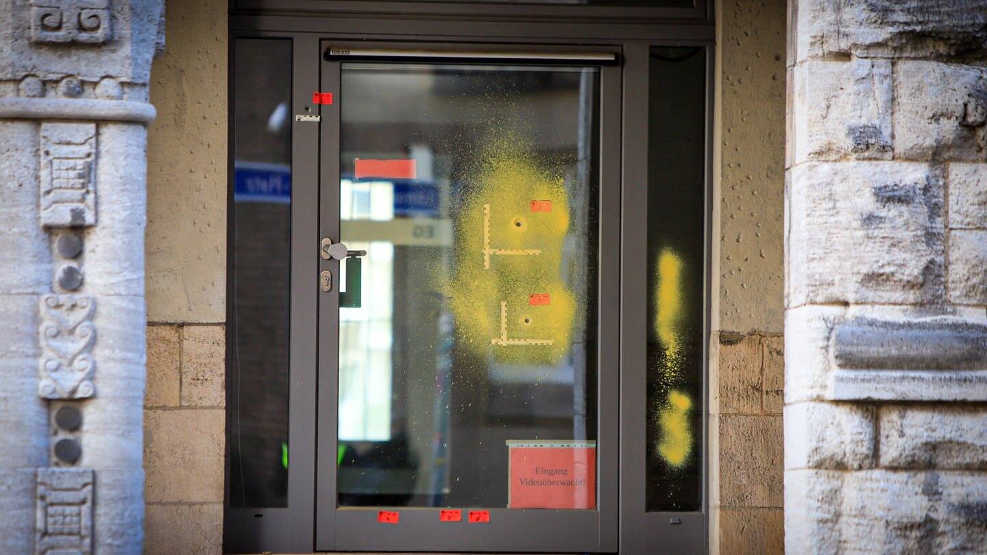 Gelb markierte Einschusslöcher sind auf einer verglasten Tür am Rabbinerhaus in Essen zu sehen. (Foto: dpa Bildfunk, picture alliance/dpa/ANC-NEWS | Justin Brosch)