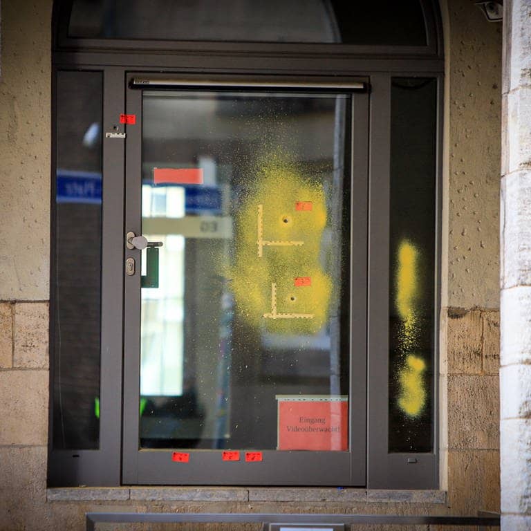 Gelb markierte Einschusslöcher sind auf einer verglasten Tür am Rabbinerhaus in Essen zu sehen. (Foto: dpa Bildfunk, picture alliance/dpa/ANC-NEWS | Justin Brosch)