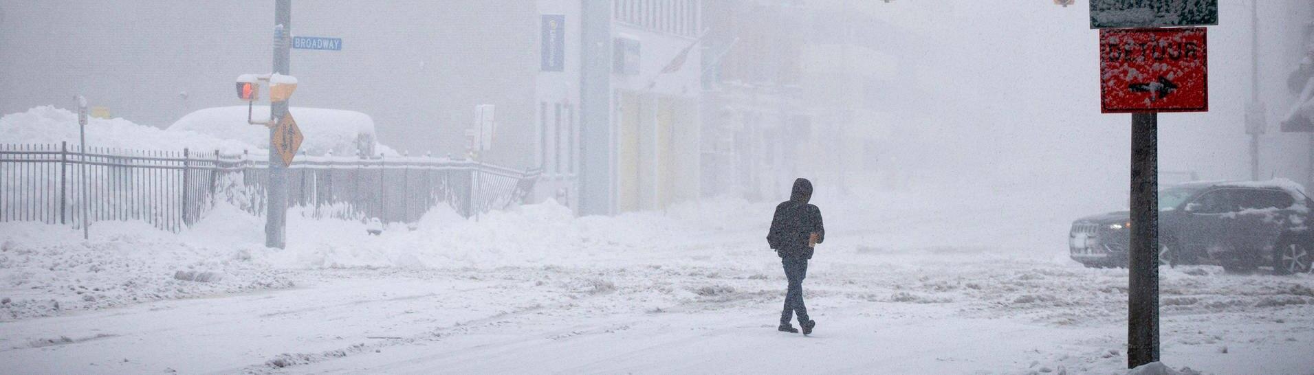 Eine Person geht über eine völlig verschneite Straße in Buffalo in den USA. (Foto: dpa Bildfunk, picture alliance/dpa/FR171816 AP | Joshua Bessex)