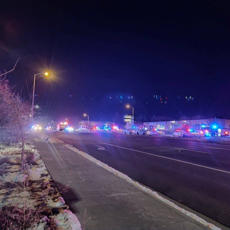 Polizeiautos und Krankenwagen mit Blaulicht parken an einem US-Nachtclub in Colorado. (Foto: Reuters)