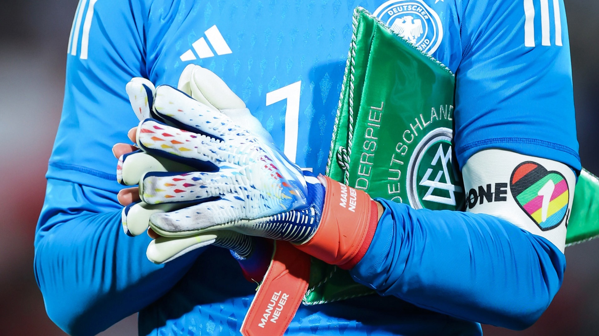 Fußball-Nationaltorwart Manuel Neuer mit der „One Love“-Kapitänsbinde (Foto: dpa Bildfunk, picture alliance/dpa | Christian Charisius)