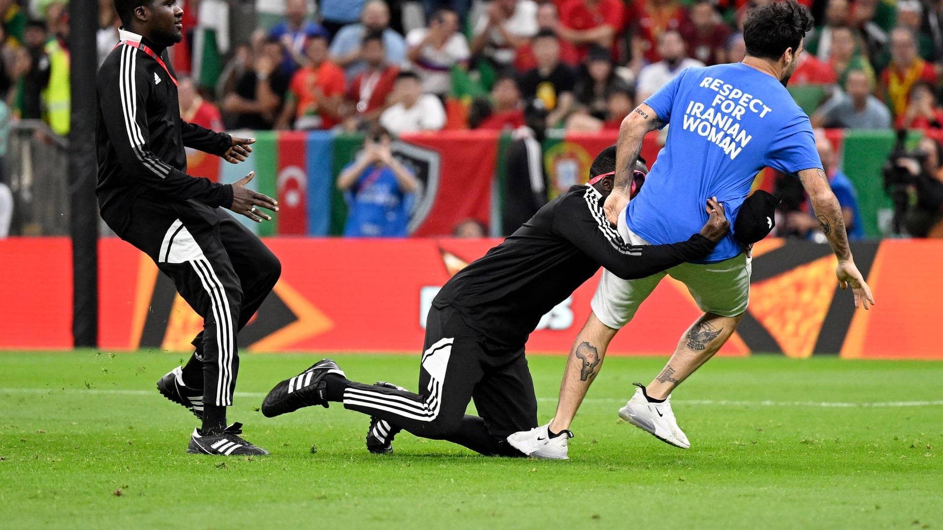 Flitzer rennt bei Fußball-WM übers Spielfeld (Foto: IMAGO, IMAGO / Laci Perenyi)