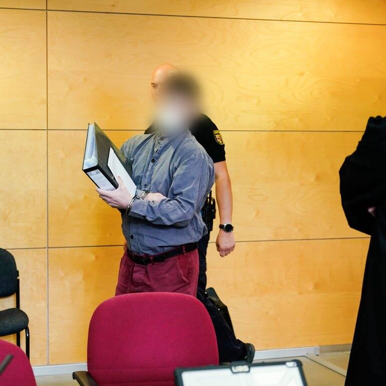 Der 39-jährige Hauptangeklagte kommt in den Verhandlungssaal des Landgerichts Kaiserslautern.  (Foto: dpa Bildfunk, picture alliance/dpa/dpa-Pool | Uwe Anspach)