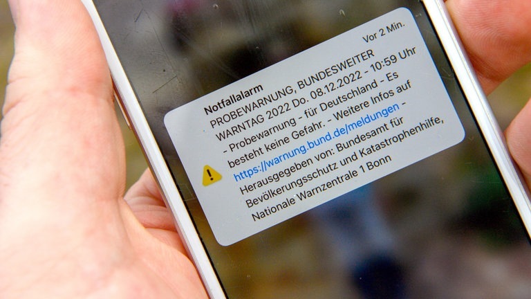 Handy mit bundesweiter Warnmeldung (Foto: dpa Bildfunk, picture alliance/dpa | Klaus-Dietmar Gabbert)