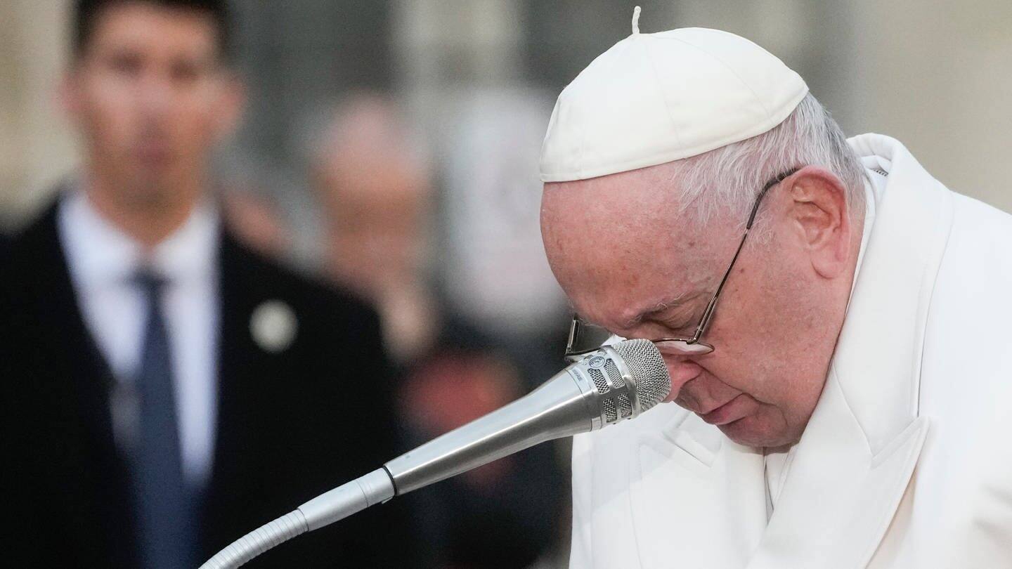 Papst Franziskus hält inne (Foto: dpa Bildfunk, picture alliance/dpa/AP | Gregorio Borgia)