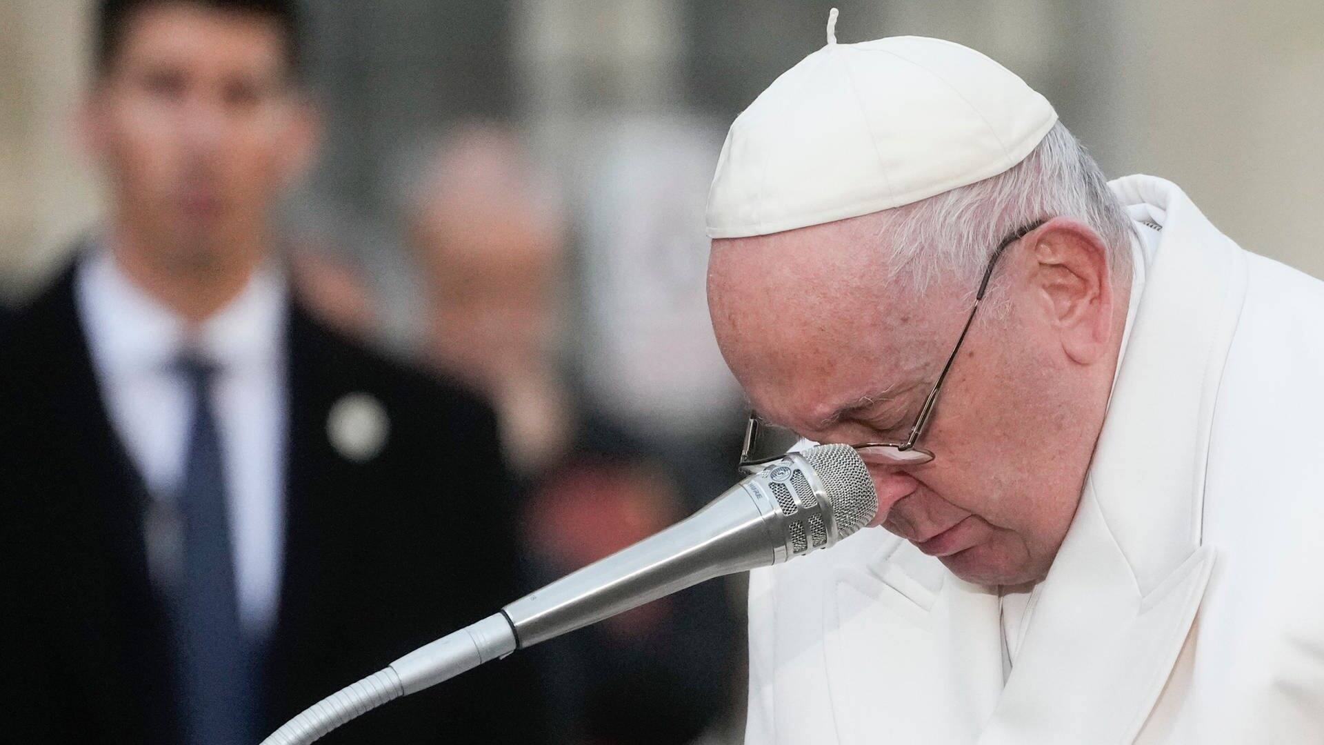 Papst Franziskus hält inne (Foto: dpa Bildfunk, picture alliance/dpa/AP | Gregorio Borgia)