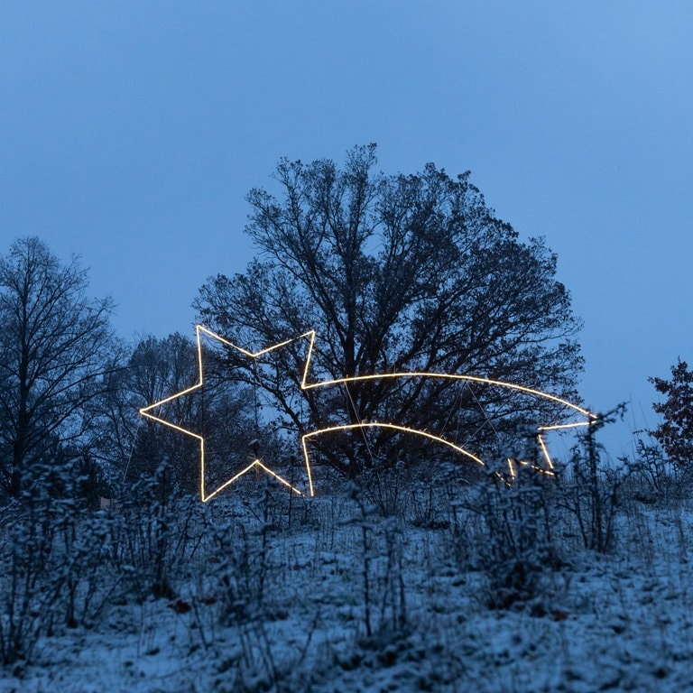 Weihnachsstern mit erstem Schnee: Ein Winterbild aus Rottweil. (Foto: dpa Bildfunk, picture alliance/dpa | Silas Stein)