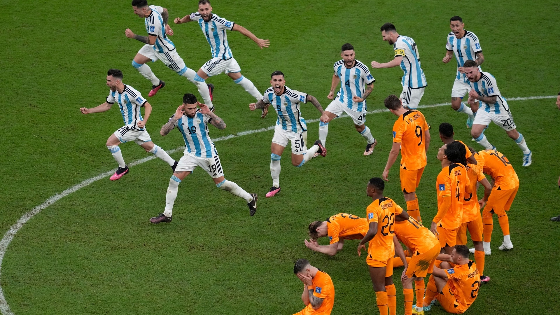 Foto: dpa Bildfunk, picture alliance/dpa/AP | Thanassis Stavrakis Argentinische Spieler verhöhnen die Niederländer nach dem Sieg im Elfmeterschießen (Foto: dpa Bildfunk, picture alliance/dpa/AP | Thanassis Stavrakis)