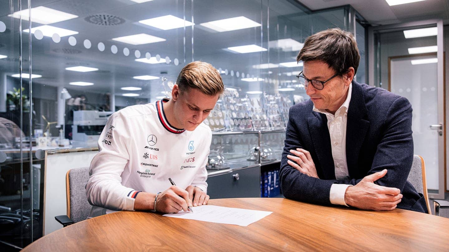 Schumacher unterschreibt bei Mercedes. Rechts neben ihm Teamchef Toto Wolff. (Foto: IMAGO, IMAGO / Kolvenbach)