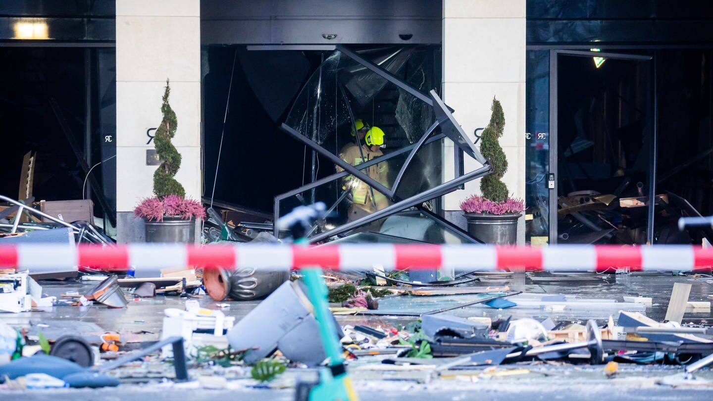 Feuerwehrleute begutachten die Trümmer in dem beschädigten Hotel an der Karl-Liebknecht-Straße. (Foto: dpa Bildfunk, picture alliance/dpa | Christoph Soeder)