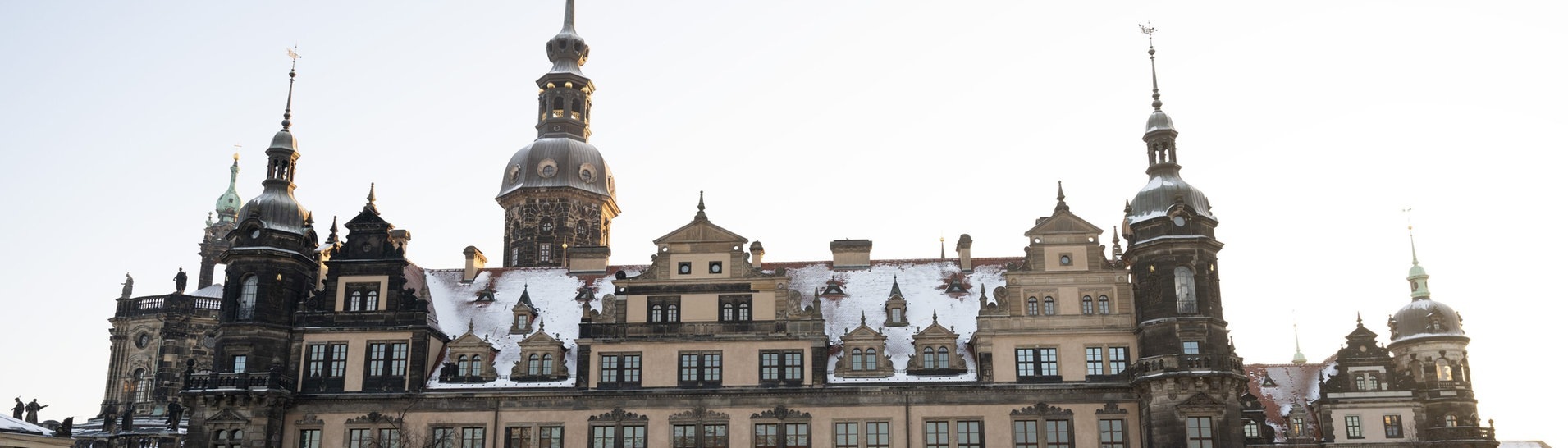 Das Residenzschloss mit dem Grünen Gewölbe von vorne bei Sonnenaufgang.  (Foto: dpa Bildfunk, picture alliance/dpa | Sebastian Kahnert)