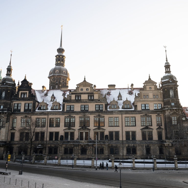 Das Residenzschloss mit dem Grünen Gewölbe von vorne bei Sonnenaufgang.  (Foto: dpa Bildfunk, picture alliance/dpa | Sebastian Kahnert)