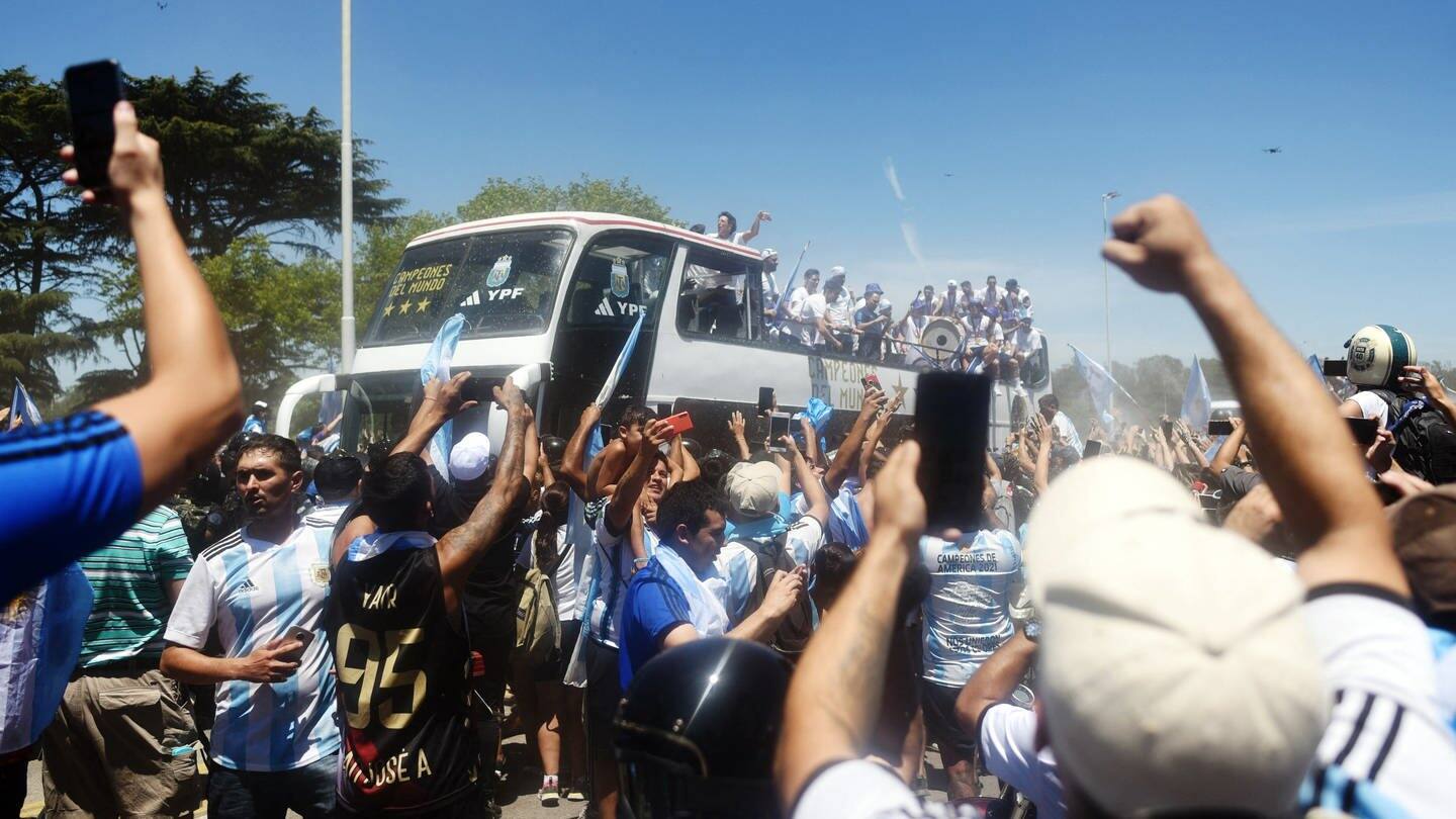 Argentiniens Fußball-Mannschaft lässt sich feiern (Foto: Reuters)