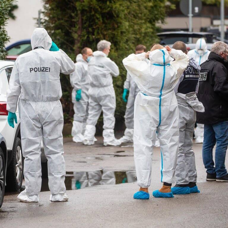Einsatzkräfte der Spurensicherung in weißen Anzügen arbeiten am Tatort. (Foto: dpa Bildfunk, picture alliance/dpa | Christoph Schmidt)