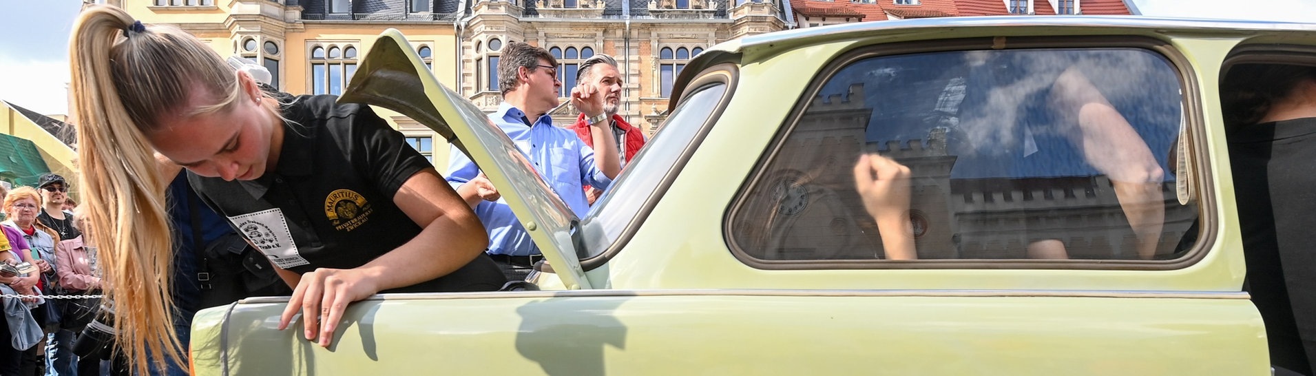 Bei einem Rekordversuch auf dem Zwickauer Hauptmarkt zwängen sich im September 2021 20 junge Sportlerinnen in einen Trabant 601.  (Foto: dpa Bildfunk, picture alliance/dpa/dpa-Zentralbild | Hendrik Schmidt)
