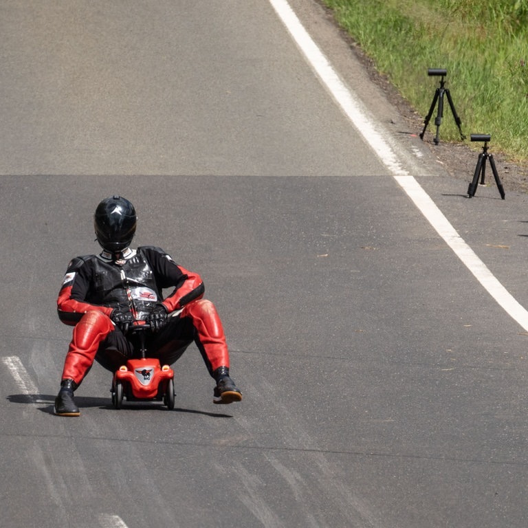 Der Hesse Marcel Paul rast mit seinem regulären Bobby-Car mit Gummireifen den Hang hinunter und erreicht mit 106 kmh einen Geschwindigkeitsrekord (Foto: dpa Bildfunk, picture alliance/dpa | Frank Rumpenhorst)