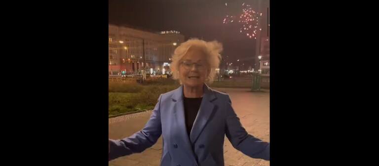 Bundesverteidigungsministerin Christine Lambrecht (SPD) in Berlin, im Hintergrund Feuerwerk (Foto: Screenshot von Instagram/christine.lambrecht)