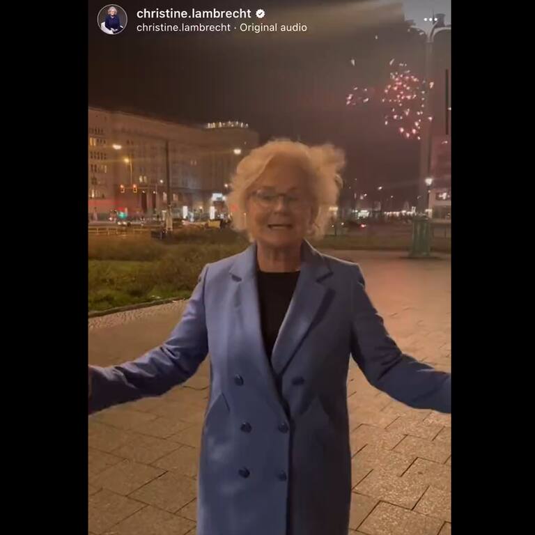 Bundesverteidigungsministerin Christine Lambrecht (SPD) in Berlin, im Hintergrund Feuerwerk (Foto: Screenshot von Instagram/christine.lambrecht)