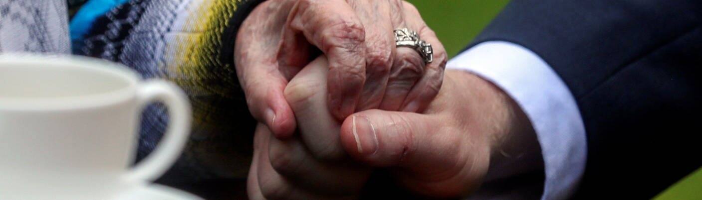 Eine Hand hält die Hand einer älteren Person fest (Foto: dpa Bildfunk, picture alliance/dpa/PA Wire | Simon Dawson)