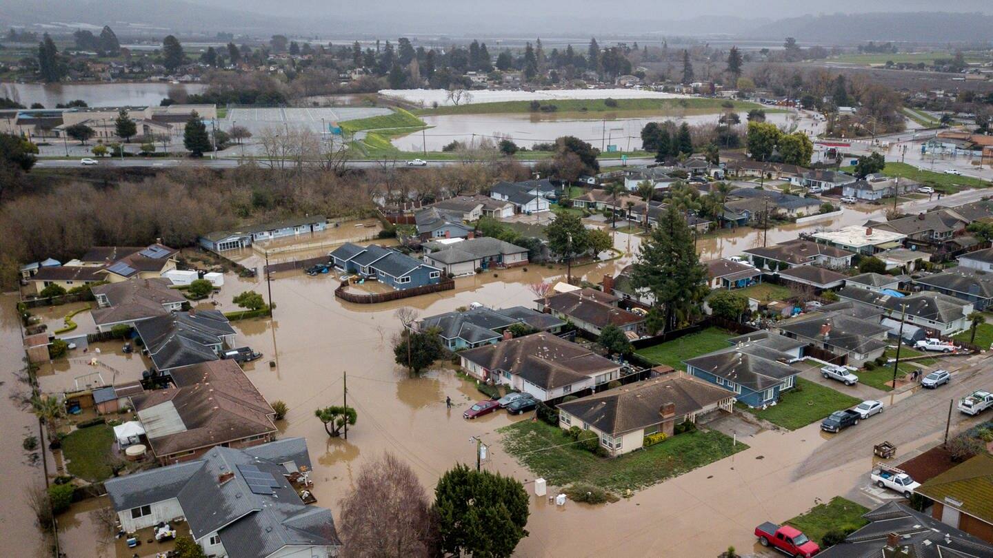 Blick auf den überschwemmten Ort Watsonville nach starken Regenfällen während eines Wintersturms.  (Foto: dpa Bildfunk, picture alliance/dpa/San Francisco Chronicle/AP | Brontë Wittpenn)