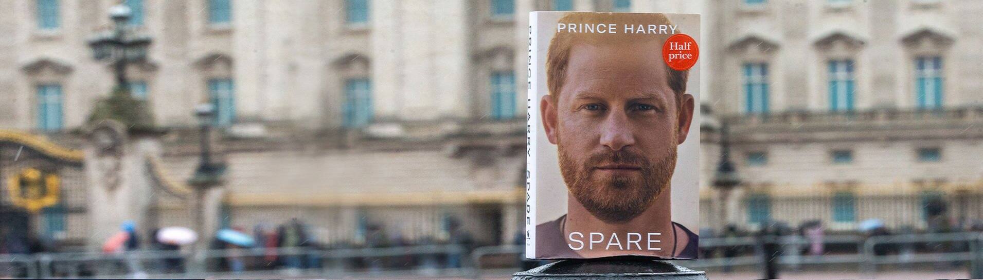 Die Biografie von Prinz Harry auf einem Geländer (Foto: picture-alliance / Reportdienste,  ZUMAPRESS.com | Tayfun Salci)
