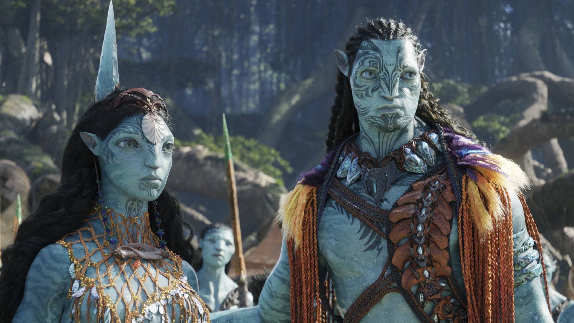 Szenenbild aus dem Film Avatar 2: Eine Frau und ein Mann schauen in die Ferne. (Foto: Disney)