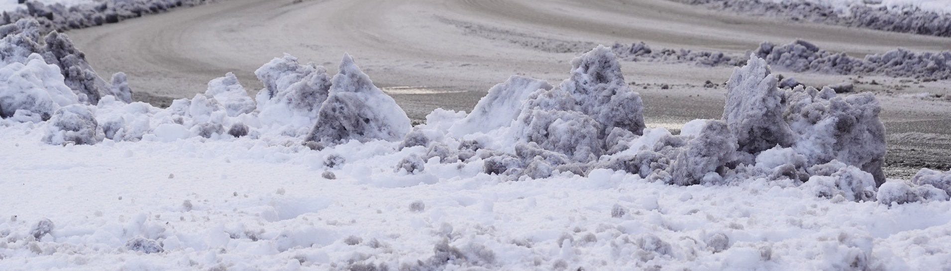 Matschiger Schnee türmt sich am Rande der Straße auf (Foto: Leo Eder)