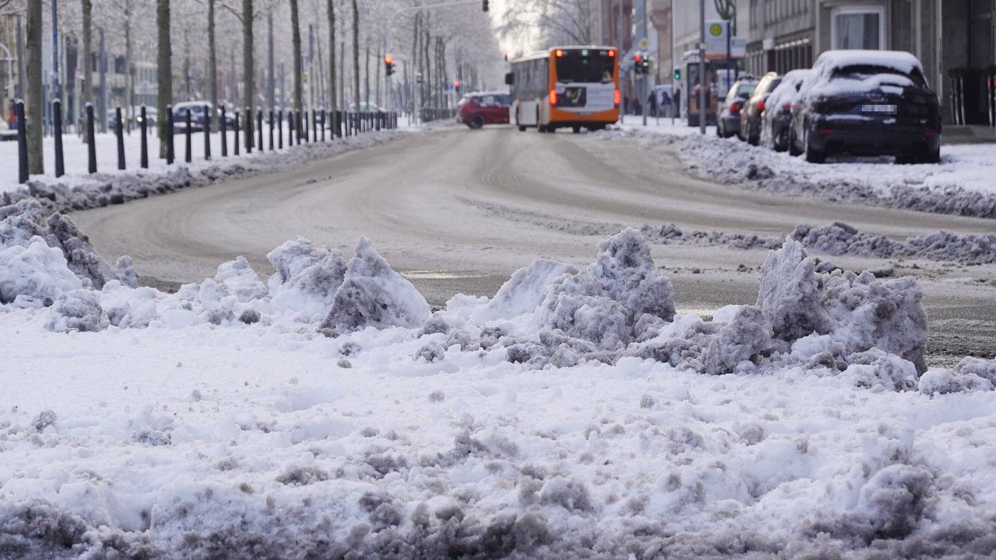 Matschiger Schnee türmt sich am Rande der Straße auf (Foto: Leo Eder)