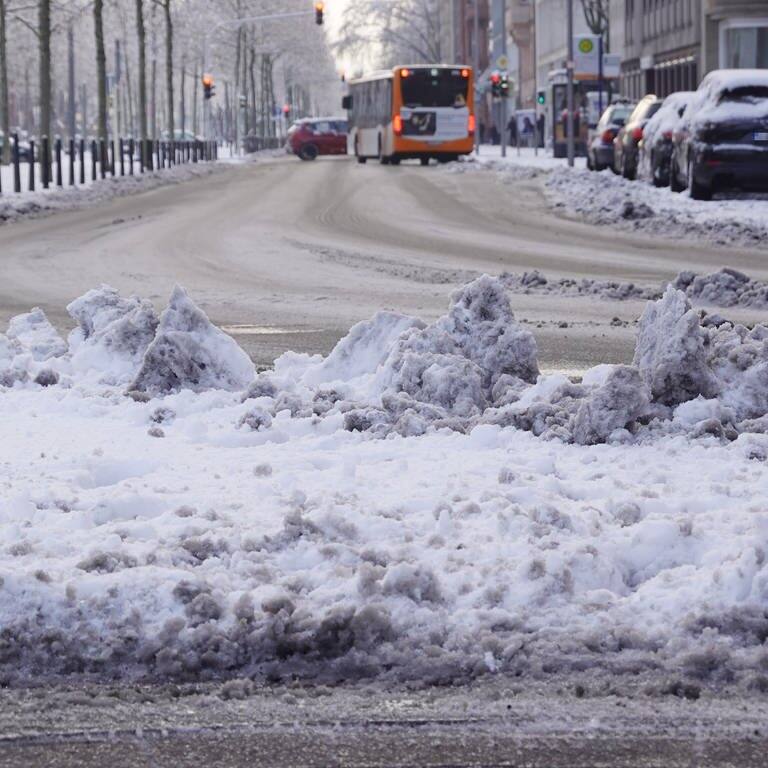 Matschiger Schnee türmt sich am Rande der Straße auf (Foto: Leo Eder)
