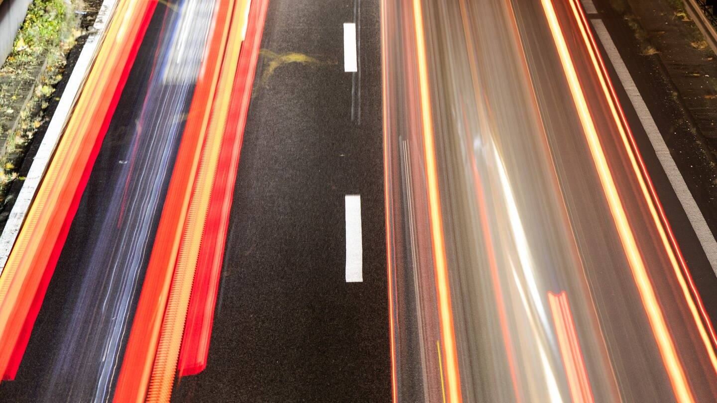 Autos fahren am frühen Morgen über die Autobahn A40 (Aufnahme mit Langzeitbelichtung). (Foto: dpa Bildfunk, picture alliance/dpa | Marcel Kusch)