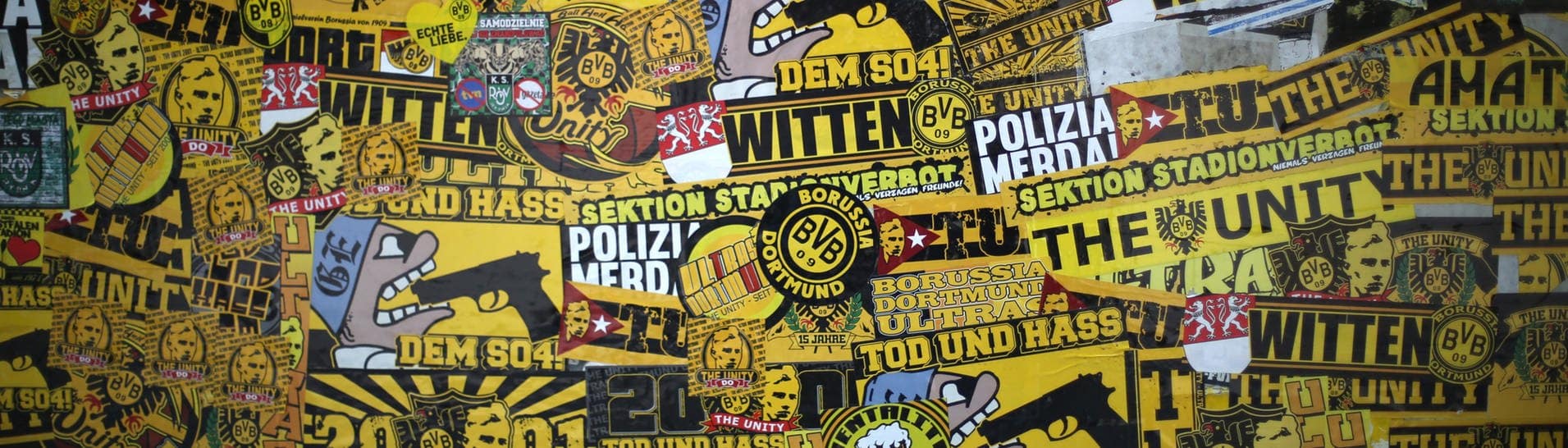 Aufkleber von Borussia Dortmund kleben an einer Mauer vor dem Signal-Iduna Park.  (Foto: dpa Bildfunk, picture alliance/dpa | Ina Fassbender)