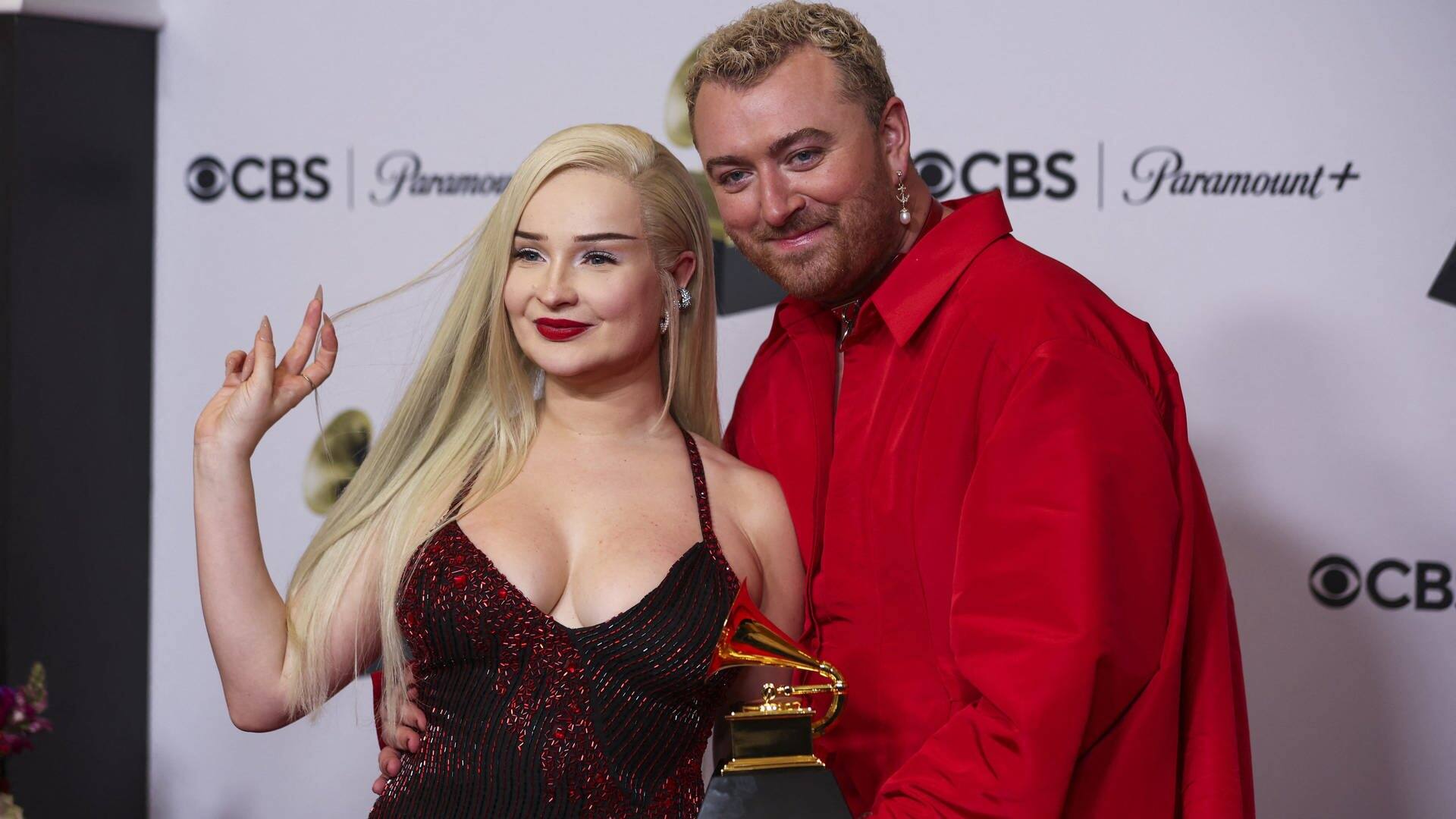 Kim Petras (links) und Sam Smith posieren mit ihrem Grammy. (Foto: Reuters)