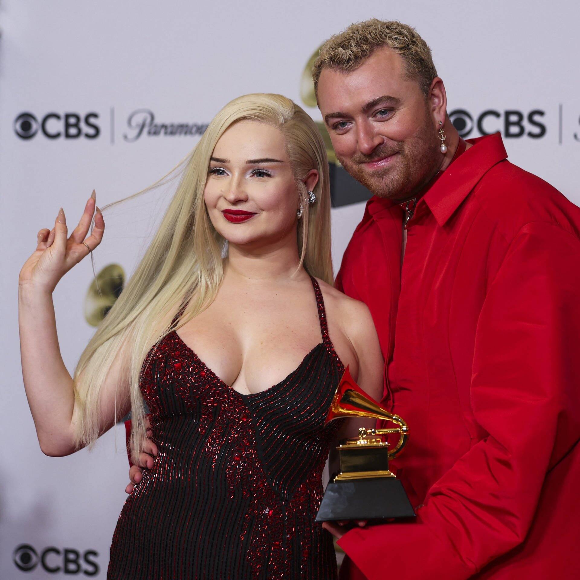 Kim Petras (links) und Sam Smith posieren mit ihrem Grammy. (Foto: Reuters)
