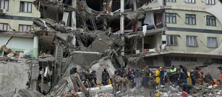 Ein durch ein Erdbeben eingestürztes Gebäude in Diyarbakir, Türkei (Foto: Reuters, REUTERS/Sertac Kayar)