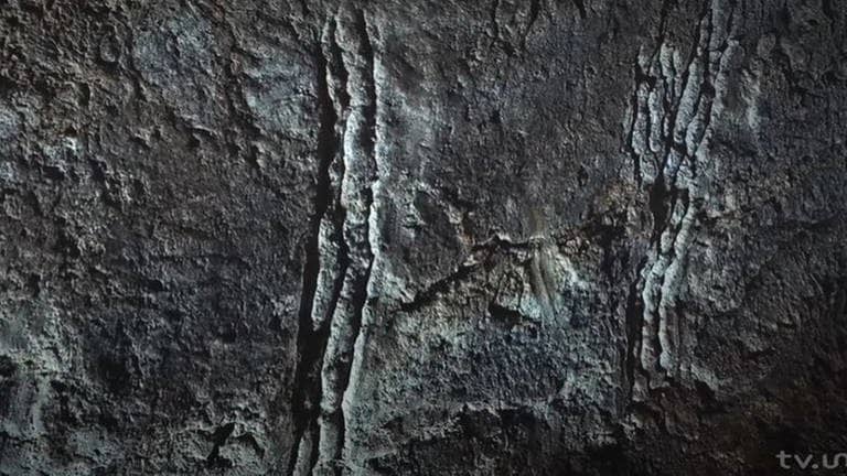 Kratzspuren auf der Höhlenwand: Ein riesiger Höhlenbär muss sie hinterlassen haben. (Foto: Screenshot: Universität Murcia)