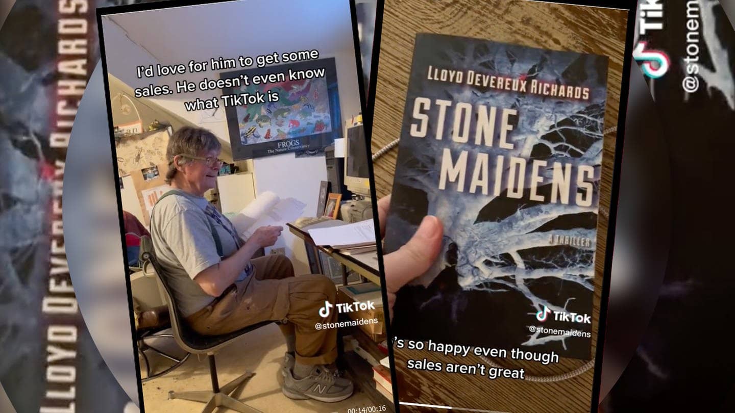 Lloyd Devereux Richards sitzt in seinem Büro in Vermont. Daneben sieht man das Buchcover des Buches „Stone Maidens“ (Foto: TikTok/ stonemaidens)